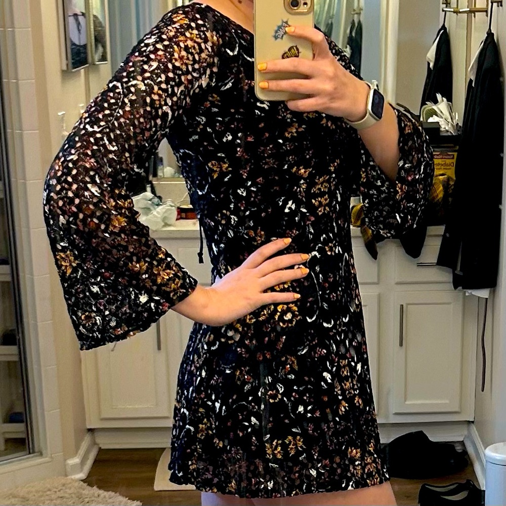 Bell sleeve floral style dress